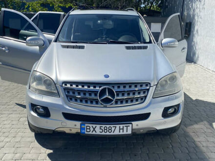 Серый Мерседес М-Класс, объемом двигателя 2.99 л и пробегом 400 тыс. км за 10700 $, фото 1 на Automoto.ua