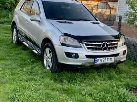 Сірий Мерседес М-Клас, об'ємом двигуна 4.97 л та пробігом 228 тис. км за 10000 $, фото 1 на Automoto.ua