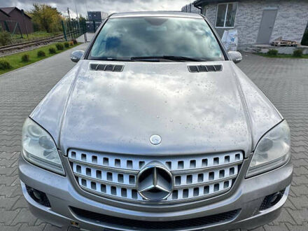 Серый Мерседес М-Класс, объемом двигателя 3 л и пробегом 300 тыс. км за 6000 $, фото 1 на Automoto.ua