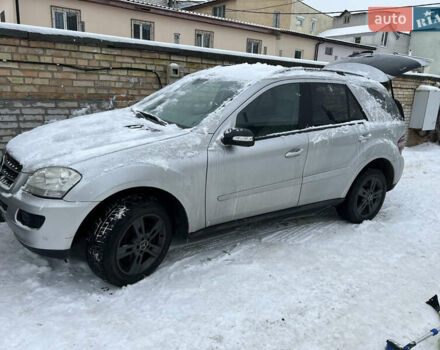 Серый Мерседес М-Класс, объемом двигателя 2.99 л и пробегом 320 тыс. км за 5999 $, фото 1 на Automoto.ua