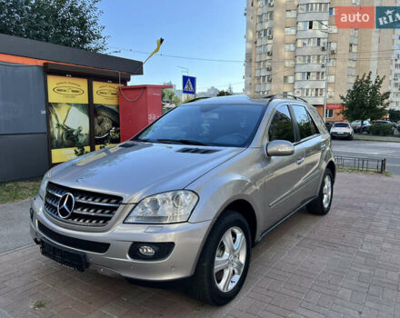 Сірий Мерседес М-Клас, об'ємом двигуна 5 л та пробігом 243 тис. км за 10500 $, фото 1 на Automoto.ua
