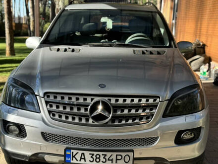 Серый Мерседес М-Класс, объемом двигателя 4.97 л и пробегом 300 тыс. км за 8500 $, фото 1 на Automoto.ua