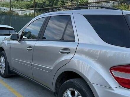 Серый Мерседес М-Класс, объемом двигателя 3.5 л и пробегом 360 тыс. км за 12000 $, фото 1 на Automoto.ua