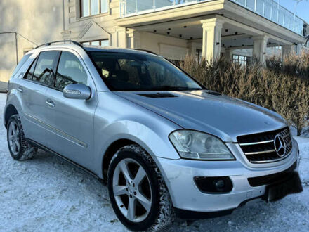 Серый Мерседес М-Класс, объемом двигателя 3.01 л и пробегом 156 тыс. км за 5000 $, фото 1 на Automoto.ua