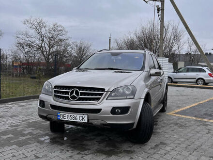 Мерседес М-Класс 2007 в Николаеве на Automoto.ua Серый Мерседес М-Класс, объемом двигателя 3.5 л и пробегом 253 тыс. км за 8600 $, фото 1 на Automoto.ua