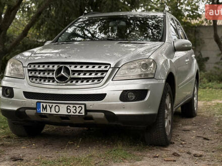 Серый Мерседес М-Класс, объемом двигателя 3 л и пробегом 300 тыс. км за 6300 $, фото 1 на Automoto.ua