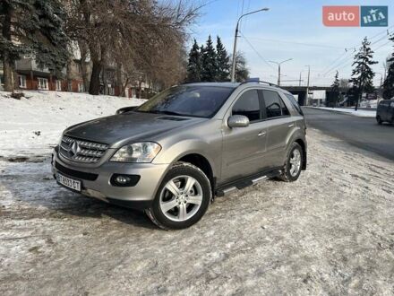 Серый Мерседес М-Класс, объемом двигателя 3.46 л и пробегом 250 тыс. км за 11000 $, фото 1 на Automoto.ua