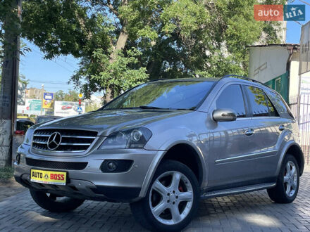 Серый Мерседес М-Класс, объемом двигателя 3.5 л и пробегом 258 тыс. км за 8999 $, фото 1 на Automoto.ua