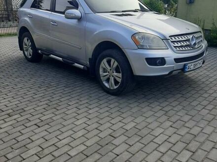 Серый Мерседес М-Класс, объемом двигателя 3.5 л и пробегом 213 тыс. км за 10900 $, фото 1 на Automoto.ua