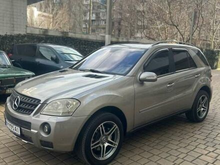 Серый Мерседес М-Класс, объемом двигателя 3.5 л и пробегом 250 тыс. км за 9000 $, фото 1 на Automoto.ua