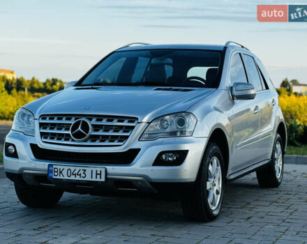 Сірий Мерседес М-Клас, об'ємом двигуна 3 л та пробігом 345 тис. км за 11499 $, фото 1 на Automoto.ua