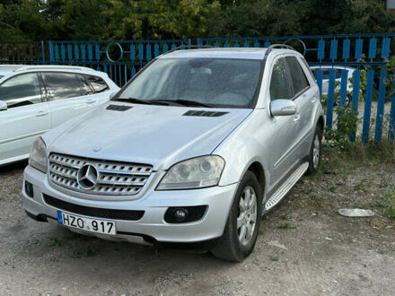 Серый Мерседес М-Класс, объемом двигателя 3 л и пробегом 350 тыс. км за 6000 $, фото 1 на Automoto.ua