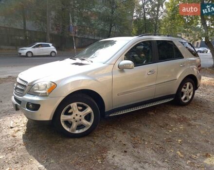 Серый Мерседес М-Класс, объемом двигателя 3.5 л и пробегом 180 тыс. км за 14350 $, фото 1 на Automoto.ua