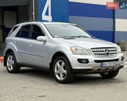 Сірий Мерседес М-Клас, об'ємом двигуна 3.5 л та пробігом 223 тис. км за 8999 $, фото 1 на Automoto.ua