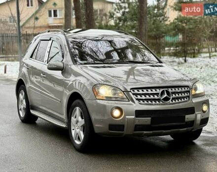 Серый Мерседес М-Класс, объемом двигателя 3.5 л и пробегом 174 тыс. км за 10999 $, фото 1 на Automoto.ua