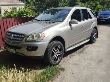 Серый Мерседес М-Класс, объемом двигателя 3.5 л и пробегом 197 тыс. км за 11000 $, фото 1 на Automoto.ua