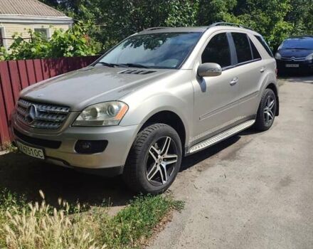 Серый Мерседес М-Класс, объемом двигателя 3.5 л и пробегом 197 тыс. км за 11000 $, фото 1 на Automoto.ua