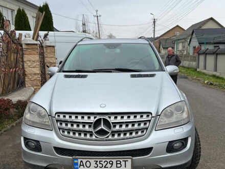 Серый Мерседес М-Класс, объемом двигателя 3.5 л и пробегом 258 тыс. км за 10500 $, фото 1 на Automoto.ua