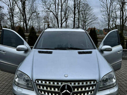 Сірий Мерседес М-Клас, об'ємом двигуна 3 л та пробігом 292 тис. км за 14000 $, фото 1 на Automoto.ua