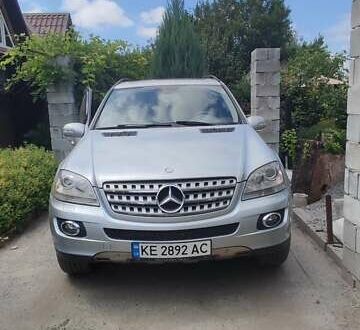 Сірий Мерседес М-Клас, об'ємом двигуна 3.5 л та пробігом 188 тис. км за 13000 $, фото 1 на Automoto.ua