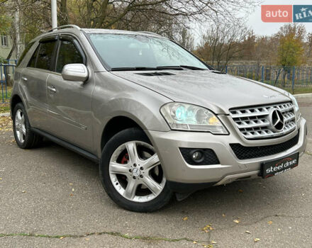 Серый Мерседес М-Класс, объемом двигателя 2.99 л и пробегом 242 тыс. км за 15499 $, фото 1 на Automoto.ua