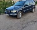 Синий Мерседес М-Класс, объемом двигателя 2.7 л и пробегом 350 тыс. км за 3500 $, фото 1 на Automoto.ua