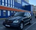 Синій Мерседес М-Клас, об'ємом двигуна 4 л та пробігом 300 тис. км за 5999 $, фото 1 на Automoto.ua