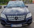 Синій Мерседес М-Клас, об'ємом двигуна 3 л та пробігом 323 тис. км за 12000 $, фото 1 на Automoto.ua