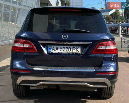 Мерседес М-Клас 2013 у Києві на Automoto.ua Синій Мерседес М-Клас, об'ємом двигуна 2.14 л та пробігом 307 тис. км за 16900 $, фото 4 на Automoto.ua