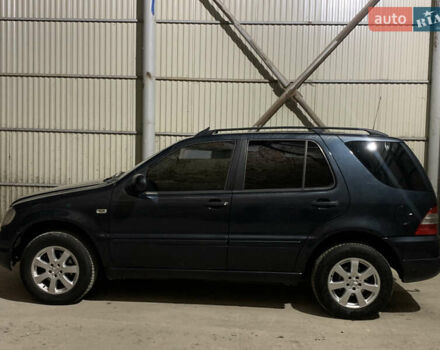 Синий Мерседес М-Класс, объемом двигателя 3.2 л и пробегом 400 тыс. км за 4800 $, фото 1 на Automoto.ua