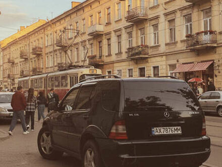 Мерседес М-Класс 2000 в Харькове на Automoto.ua Синий Мерседес М-Класс, объемом двигателя 5.5 л и пробегом 270 тыс. км за 9200 $, фото 1 на Automoto.ua