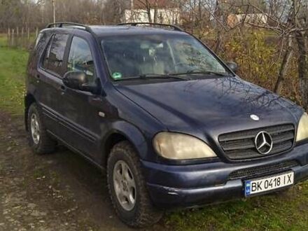 Синий Мерседес М-Класс, объемом двигателя 2.7 л и пробегом 254 тыс. км за 4500 $, фото 1 на Automoto.ua