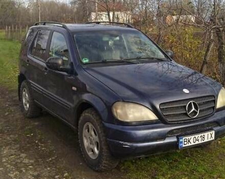 Синий Мерседес М-Класс, объемом двигателя 2.7 л и пробегом 254 тыс. км за 4500 $, фото 1 на Automoto.ua