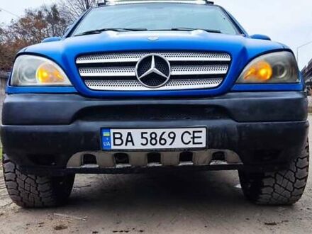 Синий Мерседес М-Класс, объемом двигателя 5.49 л и пробегом 311 тыс. км за 7000 $, фото 1 на Automoto.ua