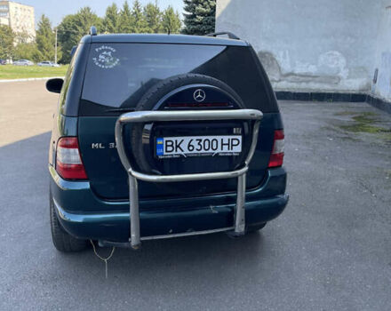 Зеленый Мерседес М-Класс, объемом двигателя 3.2 л и пробегом 253 тыс. км за 4000 $, фото 1 на Automoto.ua