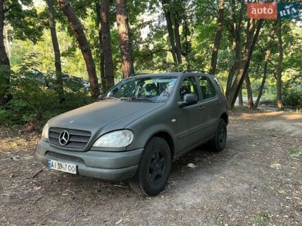Зелений Мерседес М-Клас, об'ємом двигуна 2.69 л та пробігом 451 тис. км за 4500 $, фото 1 на Automoto.ua
