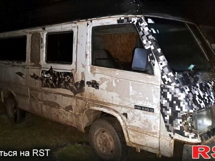 Белый Мерседес МБ100, объемом двигателя 2.4 л и пробегом 777 тыс. км за 1180 $, фото 1 на Automoto.ua