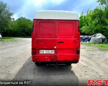 Красный Мерседес МБ100, объемом двигателя 2.4 л и пробегом 480 тыс. км за 1300 $, фото 3 на Automoto.ua