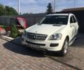 Белый Мерседес МЛ 320, объемом двигателя 3 л и пробегом 190 тыс. км за 19000 $, фото 1 на Automoto.ua