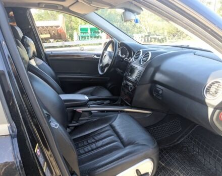 Черный Мерседес МЛ 320, объемом двигателя 3 л и пробегом 500 тыс. км за 10100 $, фото 1 на Automoto.ua