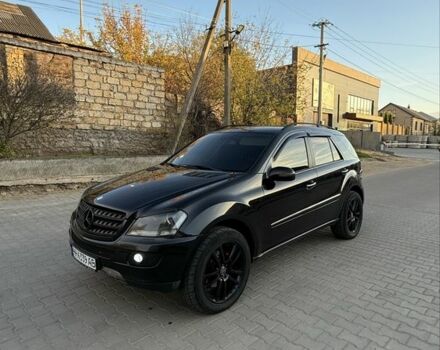 Черный Мерседес МЛ 320, объемом двигателя 3 л и пробегом 293 тыс. км за 11000 $, фото 1 на Automoto.ua