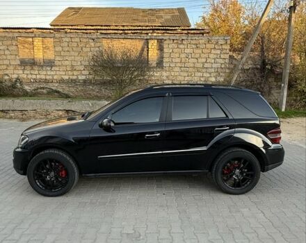 Черный Мерседес МЛ 320, объемом двигателя 3 л и пробегом 293 тыс. км за 11000 $, фото 2 на Automoto.ua