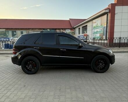 Черный Мерседес МЛ 320, объемом двигателя 3 л и пробегом 293 тыс. км за 11000 $, фото 5 на Automoto.ua