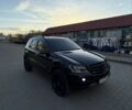 Черный Мерседес МЛ 320, объемом двигателя 3 л и пробегом 293 тыс. км за 11000 $, фото 3 на Automoto.ua