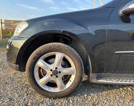 Черный Мерседес МЛ 320, объемом двигателя 3 л и пробегом 270 тыс. км за 13790 $, фото 2 на Automoto.ua