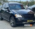 Черный Мерседес МЛ 320, объемом двигателя 3 л и пробегом 362 тыс. км за 12500 $, фото 1 на Automoto.ua