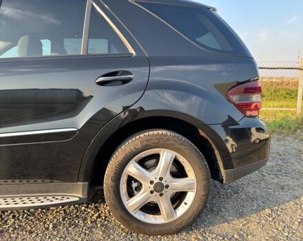 Черный Мерседес МЛ 320, объемом двигателя 3 л и пробегом 270 тыс. км за 13790 $, фото 3 на Automoto.ua