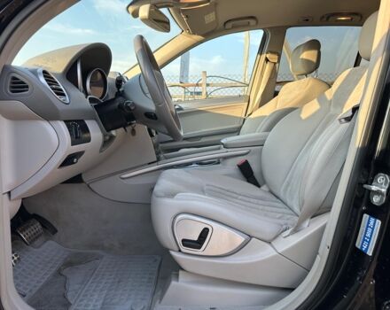 Черный Мерседес МЛ 320, объемом двигателя 3 л и пробегом 270 тыс. км за 13790 $, фото 7 на Automoto.ua