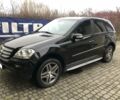 Черный Мерседес МЛ 320, объемом двигателя 3 л и пробегом 300 тыс. км за 9650 $, фото 1 на Automoto.ua