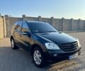 Чорний Мерседес МЛ 320, об'ємом двигуна 3 л та пробігом 180 тис. км за 14000 $, фото 1 на Automoto.ua